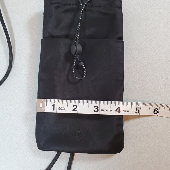 Lululemon Play Forward Black Crossbody Pouch Bag Phone Holder Water Repellent - Picture 8 of 8
